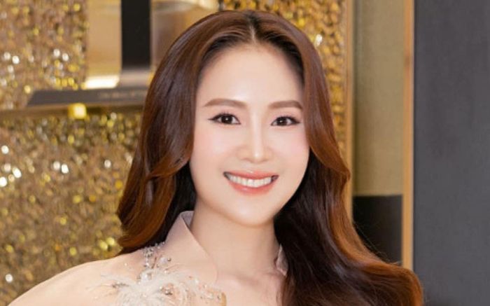 Hai cô con gái của Hồng Diễm lần đầu lộ diện, vẻ tươi tắn được khen giống hệt mẹ