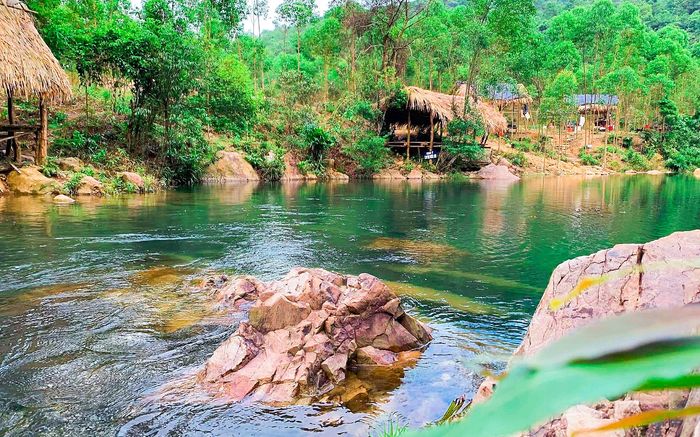 Con suối mát lạnh ở Bắc Giang kéo khách đổ về giải nhiệt mùa hè