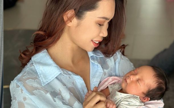 Nữ siêu mẫu lần đầu khoe diện mạo của con trai út