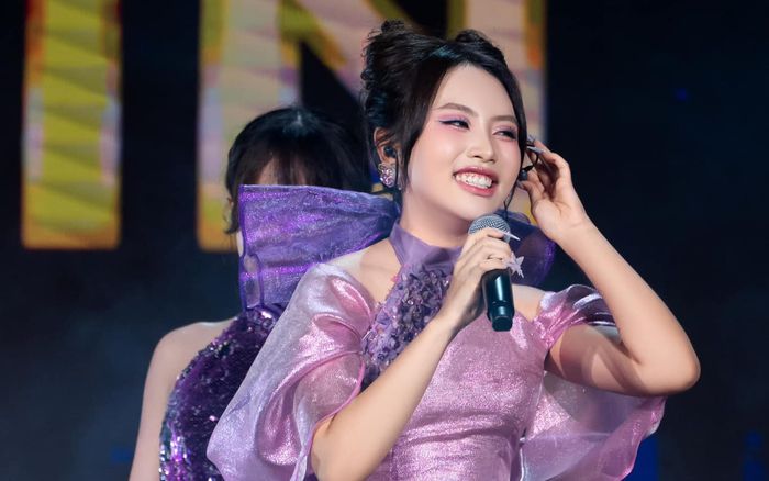 Fan đăng clip biểu diễn của Phương Mỹ Chi, nữ ca sĩ thắc mắc một điều
