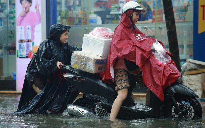 Hà Nội ngập sâu vì mưa to, trời tối mịt như ban đêm