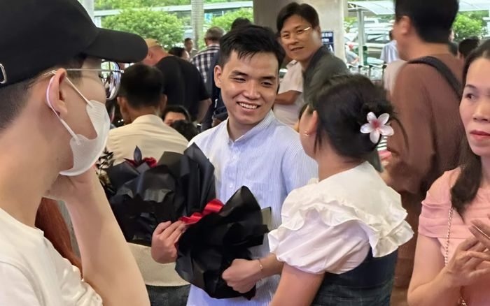 Bắt gặp bạn trai Ý Nhi ôm bó hoa ra sân bay đón người yêu