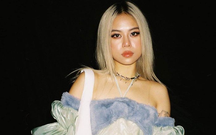 tlinh bị phản đối vì hát nhạc 'người lớn'