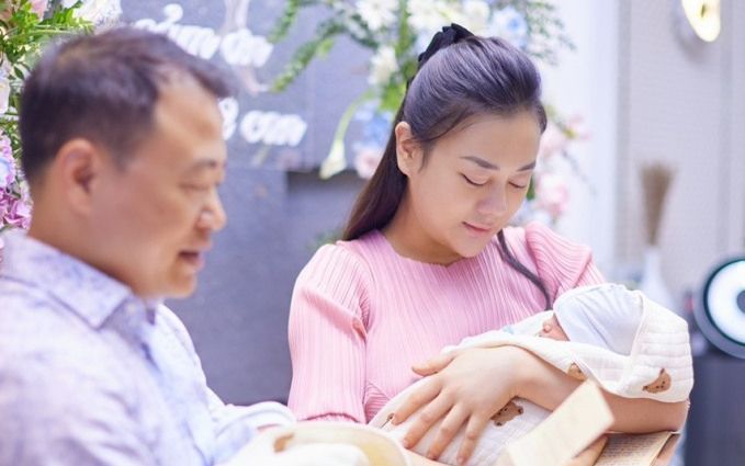 Phương Oanh 'giản dị' hơn sau sinh con