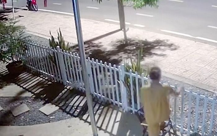 Nghe tiếng gõ cửa, chủ nhà check camera thì phát hiện người phụ nữ có hành động kỳ quặc