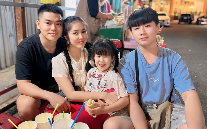 Lê Phương phải chia lịch thăm hai con đang sống hai nơi khác nhau