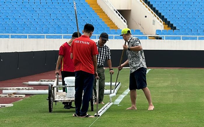 Nghịch lý 'công nghệ' xe bò rải vôi ở sân Mỹ Đình và giấc mơ World Cup