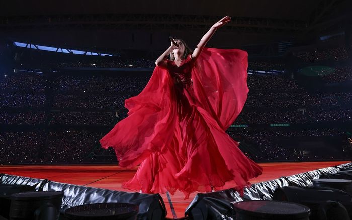 Taylor Swift biểu diễn trên nóc sân vận động?