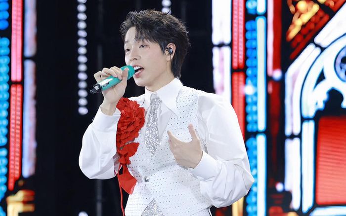 Đức Phúc nói gì khi bị fan phát hiện không dùng 'đồ nghề' quen thuộc để biểu diễn?