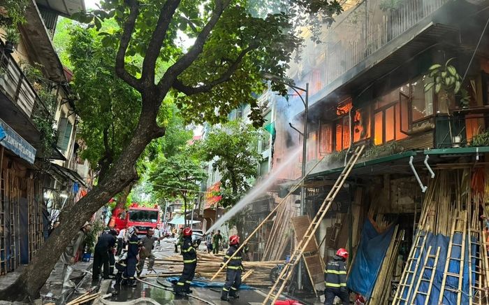 Cháy quán cà phê ở Hoàn Kiếm lúc rạng sáng, lửa khói bốc cao ngùn ngụt