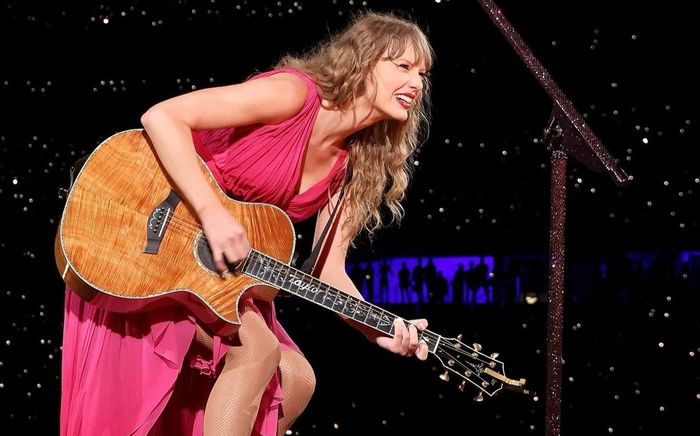 Taylor Swift tạm ngừng màn biểu diễn để giúp đỡ khán giả