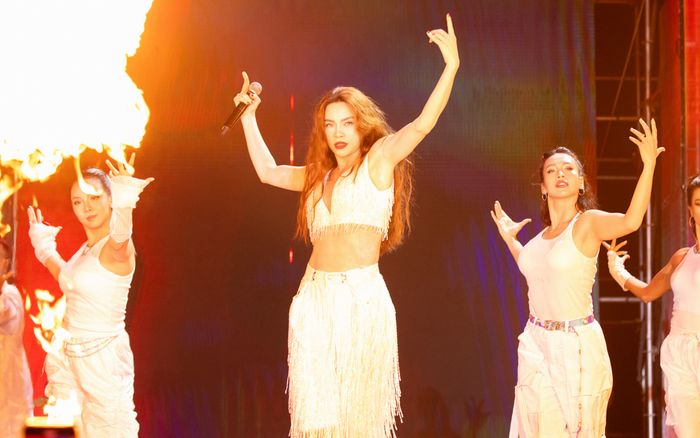 Cận cảnh vòng eo của Hồ Ngọc Hà trên sân khấu sau 3 lần sinh nở