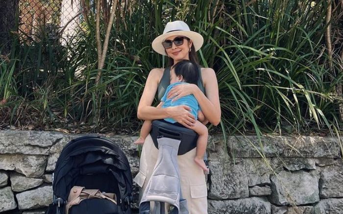 Tăng Thanh Hà lần đầu tiên để lộ khuôn mặt của con trai út