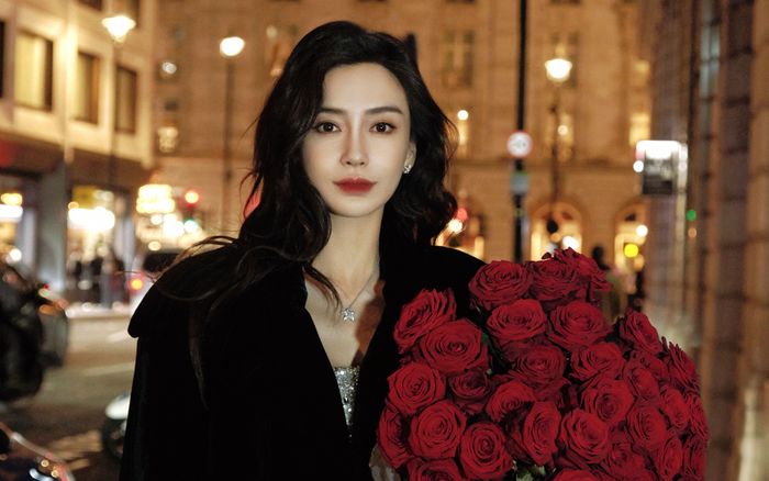 Angelababy phải đi livestream kiếm tiền, lại còn bị mắng không thương tiếc?