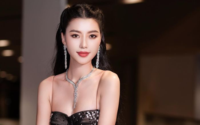 Á hậu Việt gặp sự cố, không một xu dính túi