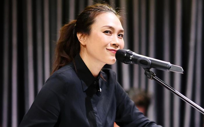 Hành động lạ của Mỹ Tâm khi tập nhạc, dân mạng: 'Chị có ổn không?'