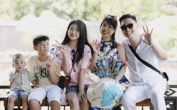 Mạnh Trường hào phóng đưa gia đình đi du lịch, visual tuổi teen của ái nữ thu hút mọi ánh nhìn