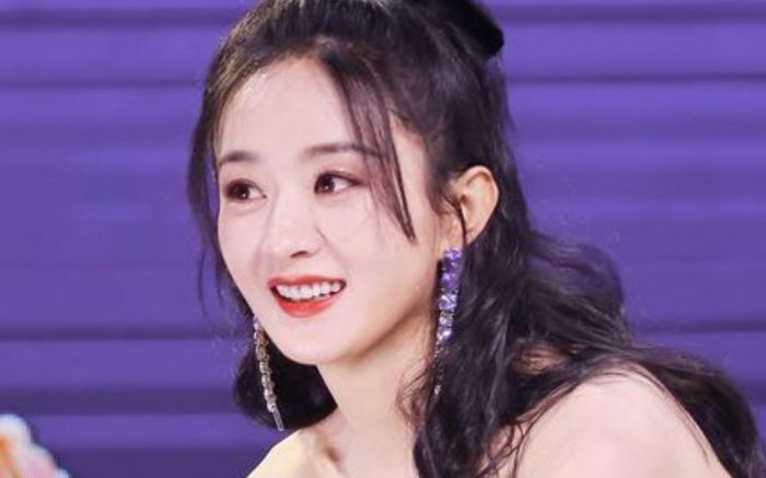 Triệu Lệ Dĩnh hôn công khai một người đàn ông trên phố đông người, chuyện gì đây?