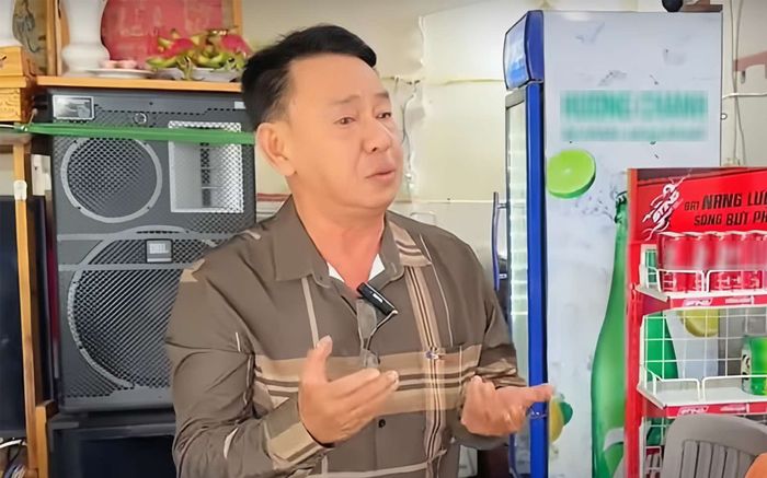 Nam nghệ sĩ nổi tiếng giờ bưng bê ở quán cơm, luôn mặc quần áo chỉnh tề