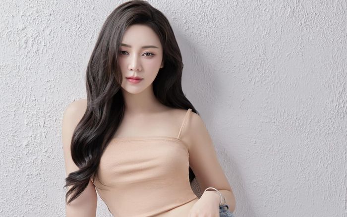 Quỳnh Kool khoe thân hình đồng hồ cát siêu thực khiến dân tình 'nóng bỏng mắt'