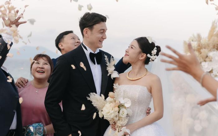 Váy cưới vợ thủ môn Đặng Văn Lâm đính hơn 10.000 viên pha lê