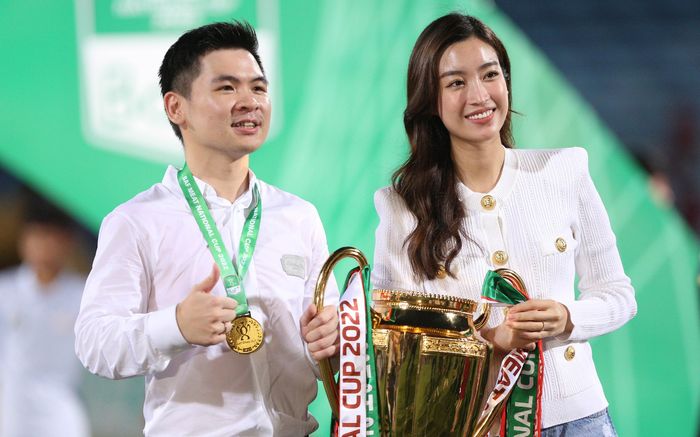 Mẹ chồng Đỗ Mỹ Linh sở hữu toàn túi hiệu khủng, có món giá 5 tỷ