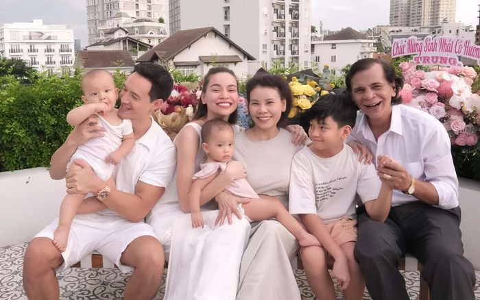 Kim Lý phản ứng đặc biệt khi mẹ vợ khoe tin vui ở tuổi 67