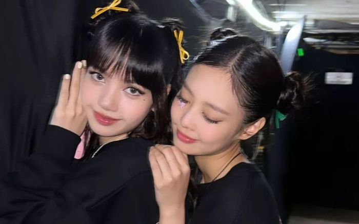 Lisa 'vượt mặt' Jennie giữa ồn ào