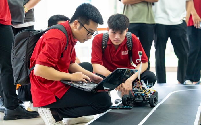 Định nghĩa môi trường đại học theo kiểu HUTECH: Đa sắc màu chuẩn gu Gen Z