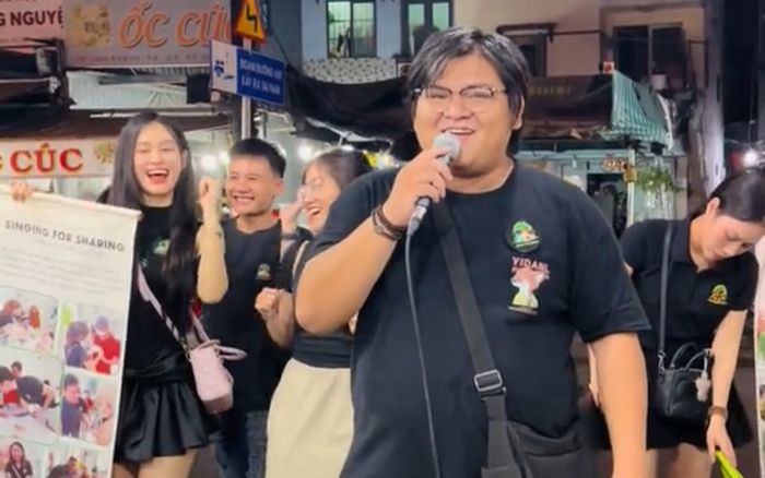 Nam ca sĩ Việt được bắt gặp đi hát vỉa hè, quán nhậu sau nửa năm cầu hôn bạn trai đồng giới