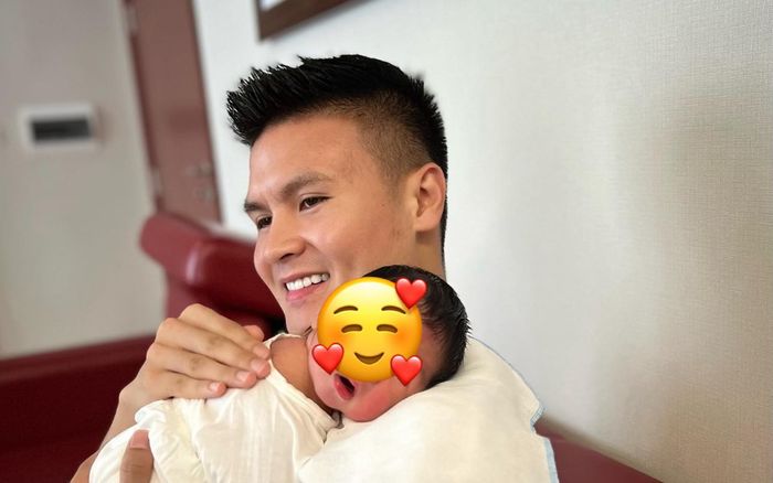 Quang Hải hạnh phúc bế con đầu lòng