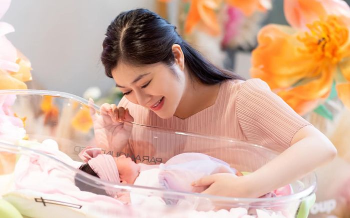 Diễn viên Thanh Trúc lần đầu khoe ảnh cận mặt con gái đầu lòng 2 tuần tuổi