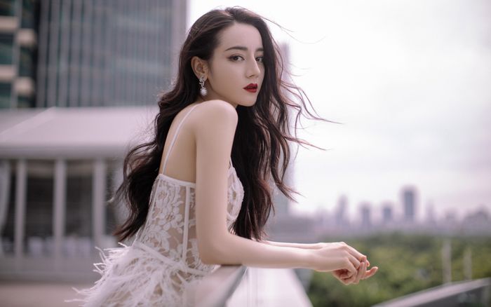 Địch Lệ Nhiệt Ba đang đi theo vết xe đổ của Dương Mịch