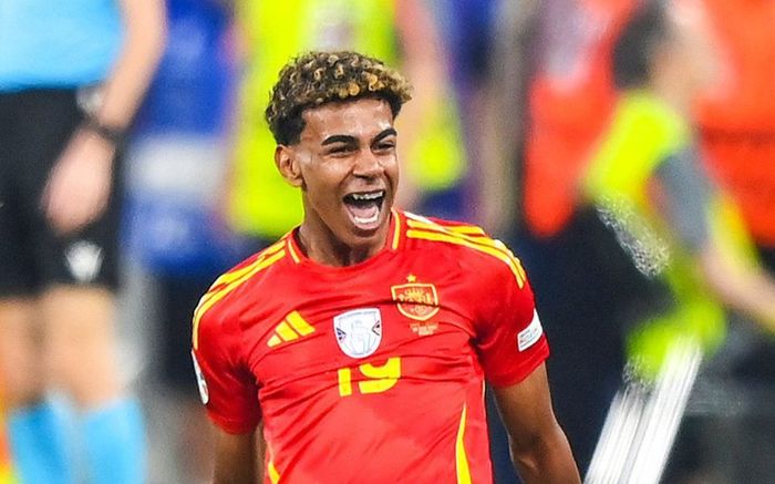 Thần đồng 17 tuổi vô tình để lộ cảnh đồng đội 'trần như nhộng'