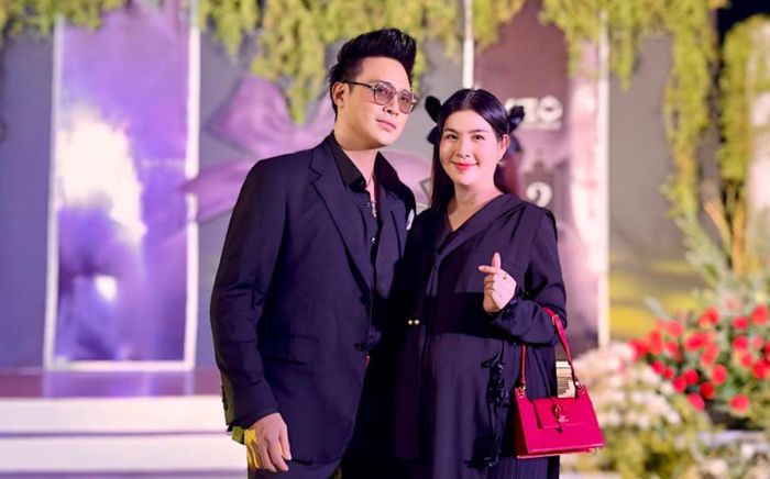 Kha Ly - Thanh Duy lần đầu khoe khung hình gia đình ba người