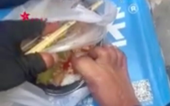 Shipper nhổ nước bọt, nhúng chân vào đồ ăn của khách khiến cộng đồng mạng bức xúc