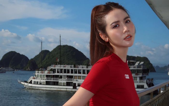 'Mẹ một con' Huyền Lizzie diện áo tắm khoe đường cong quyến rũ