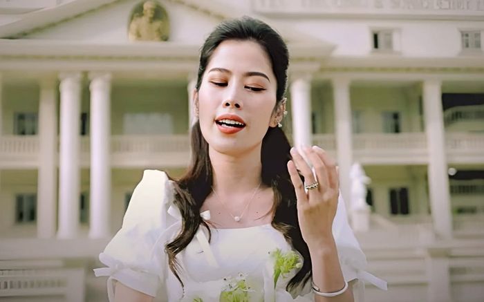 Nam Em khoe nhẫn cưới