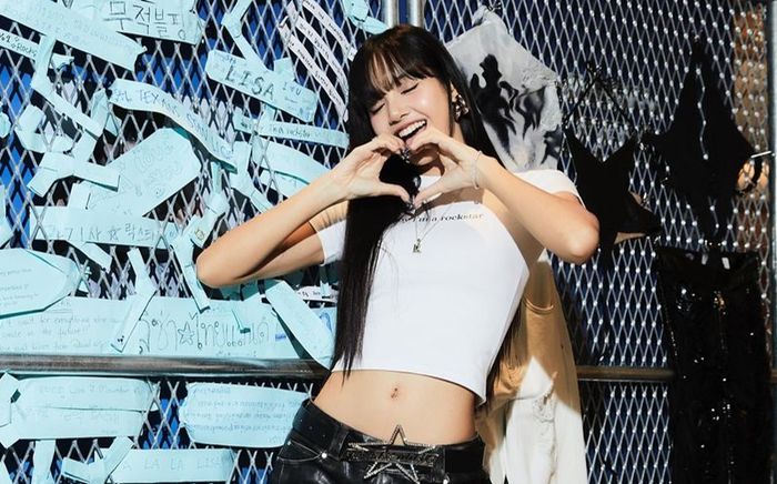 Lisa phản ứng ra sao khi fan rủ về Việt Nam?