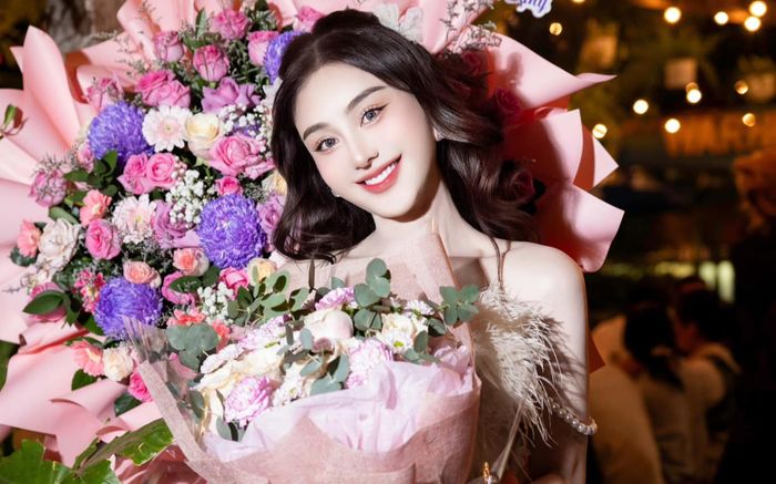 Lâm Khánh Chi hở bạo ở tuổi 46, tiết lộ lý do bạn trai kém 17 tuổi vắng mặt