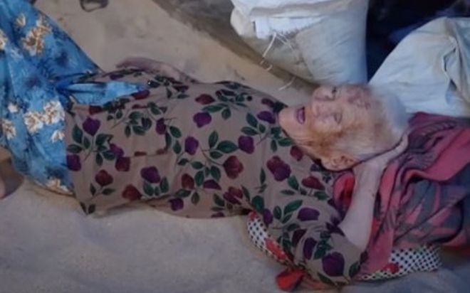 Cụ bà gần 90 năm nằm ngủ trên cát biển, trời càng mưa bão càng thích ra sân nằm