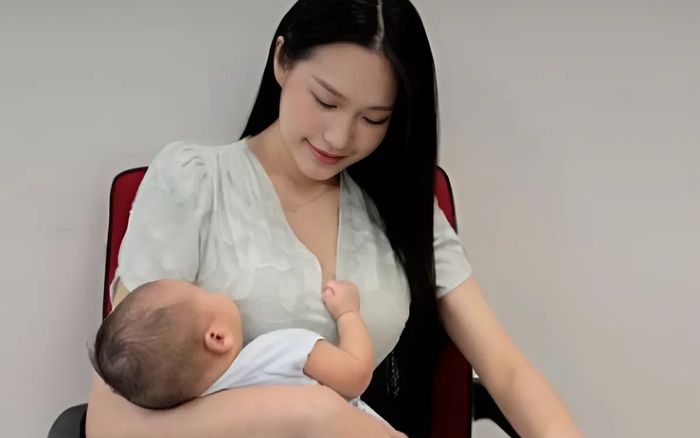 Vợ Đoàn Văn Hậu dạy con đọc sách, mặc kệ việc bé chưa tròn tuổi