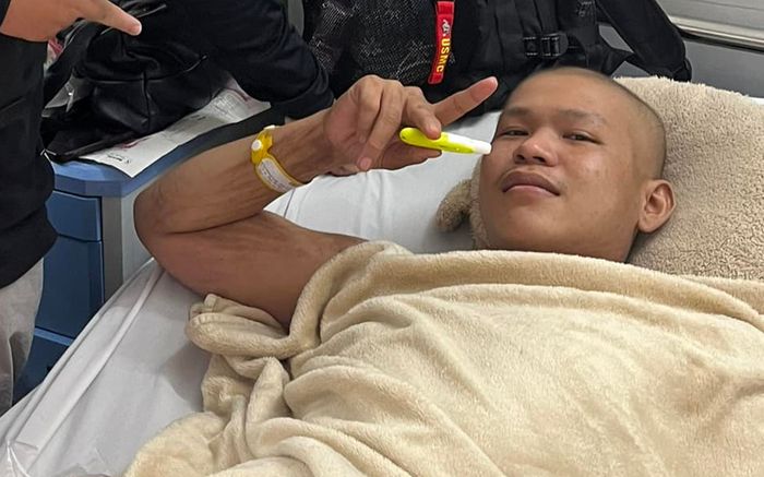 Hình ảnh trên giường bệnh của nam ca sĩ Vbiz sau ca phẫu thuật ung thư ở tuổi 24