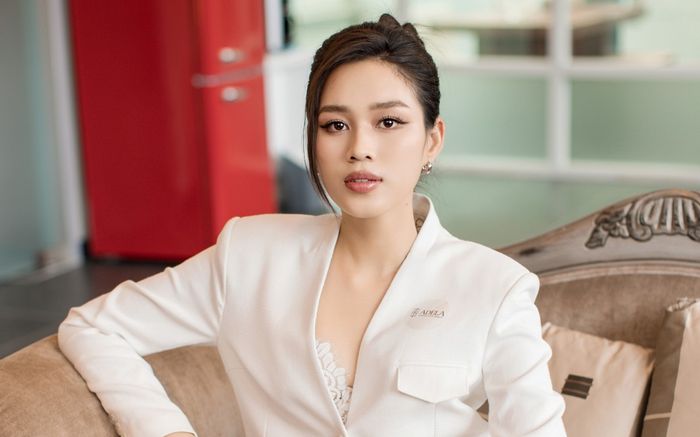 Hoa hậu Đỗ Thị Hà có gì trong tay ở tuổi 23?