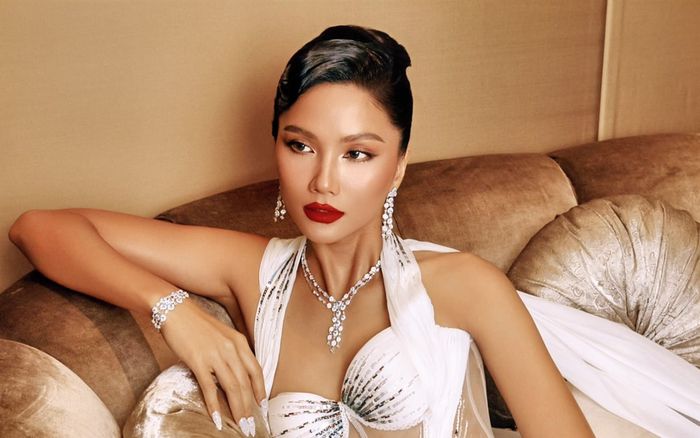 H'Hen Niê vô tình để lộ mặt mộc, nhan sắc thật gây bất ngờ