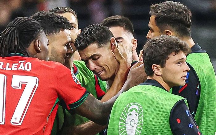Ronaldo có ích kỷ và thiếu trách nhiệm khi bật khóc?