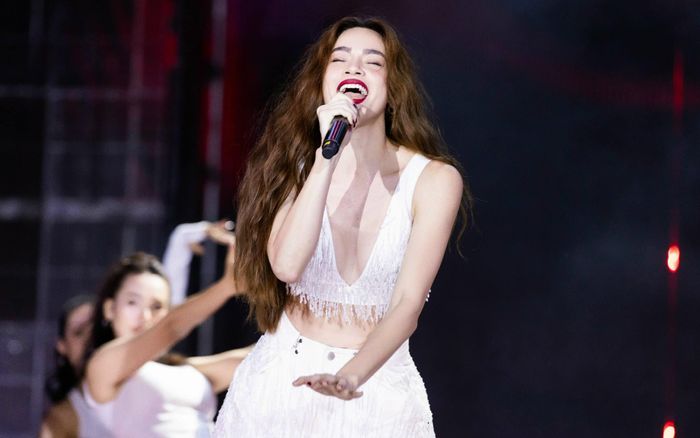 Hồ Ngọc Hà diện áo khoét sâu, khoe hình thể phồn thực