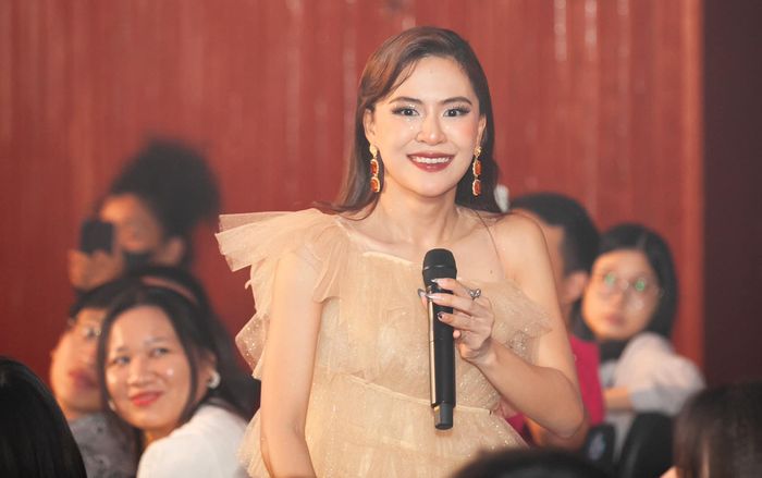 Hà Nhi 'xịt keo' khi bị khán giả đọc nhầm tên trên sân khấu