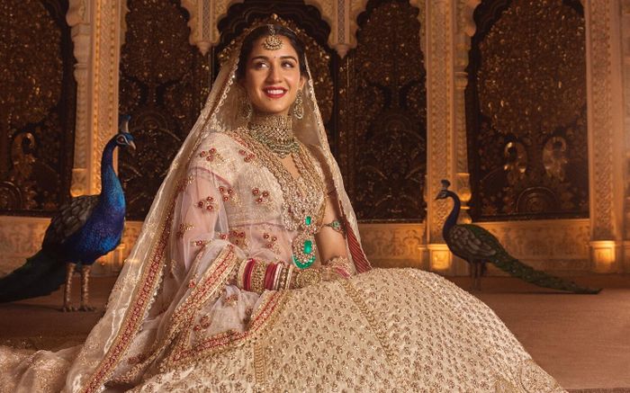 Chiếc váy cưới đính 20 nghìn viên pha lê của con dâu tỷ phú giàu nhất Châu Á