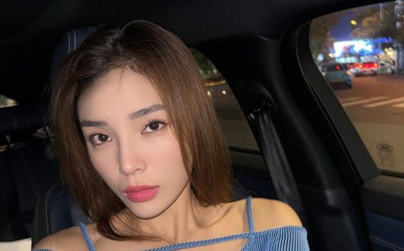 Kỳ Duyên bị soi chi tiết khó hiểu khi chiếu thẳng flash vào khuôn mặt